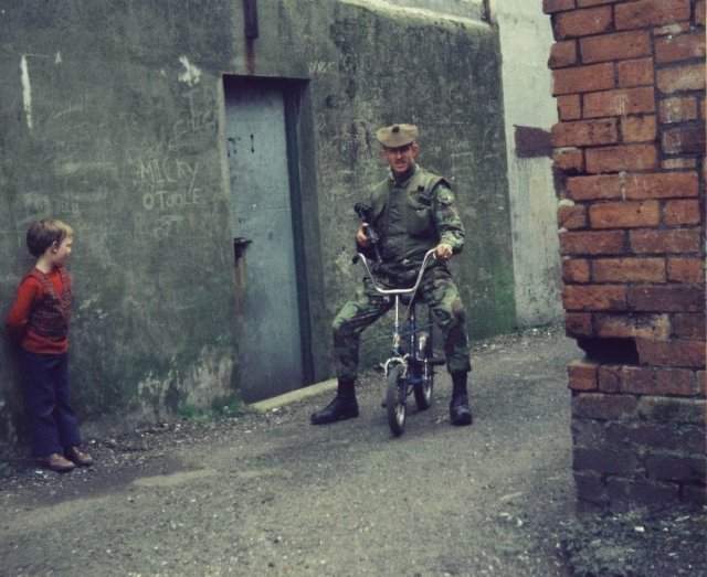 Британские солдаты развлекаются на улицах при патрулировании улиц Белфаста, 1970-ые.