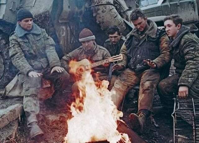 Российские военнослужащие в перерыве между боями. Чеченская Республика, 1995 г.