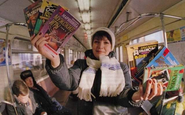 Торговля книгами в вагоне московского метро. Москва, конец 90-х годов.