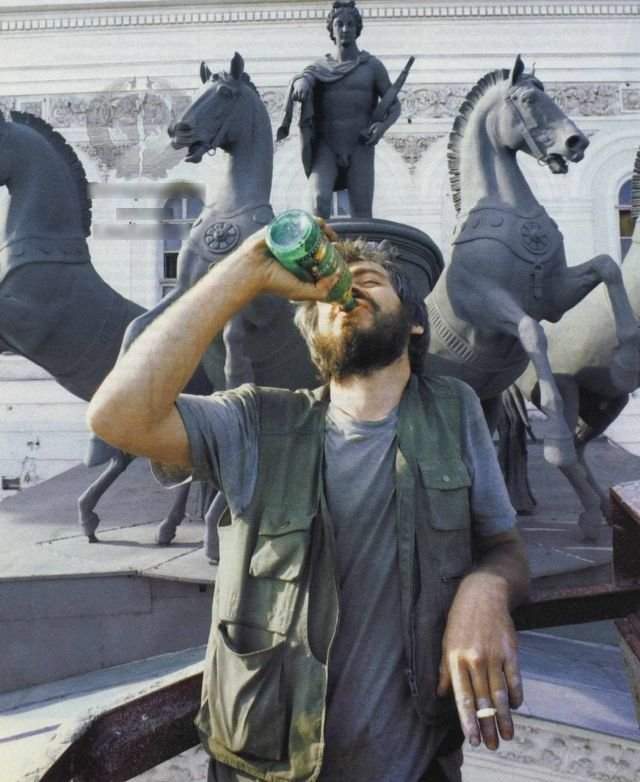 Демонстративное употребление пива напротив Большого театра. 1999 год.