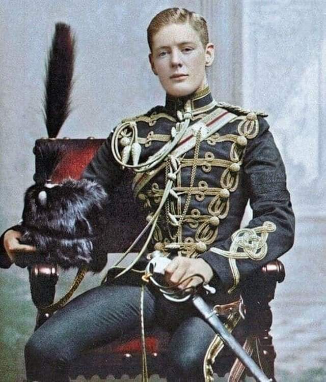 Молодой Уинстон Черчилль в составе 4-го её королевского величества гусарского полка. На фото ему 21 год.
