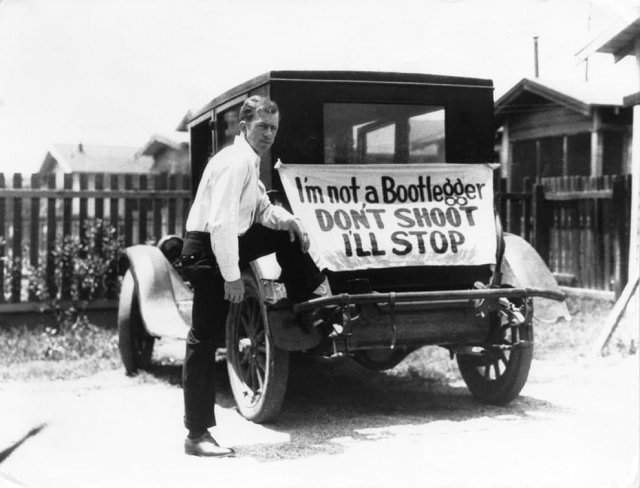 Гражданин, опасающийся за свою безопасность во время Сухого закона, с надписью на машине &quot;Я не бутлегер, не стреляйте&quot;, 1929 год.