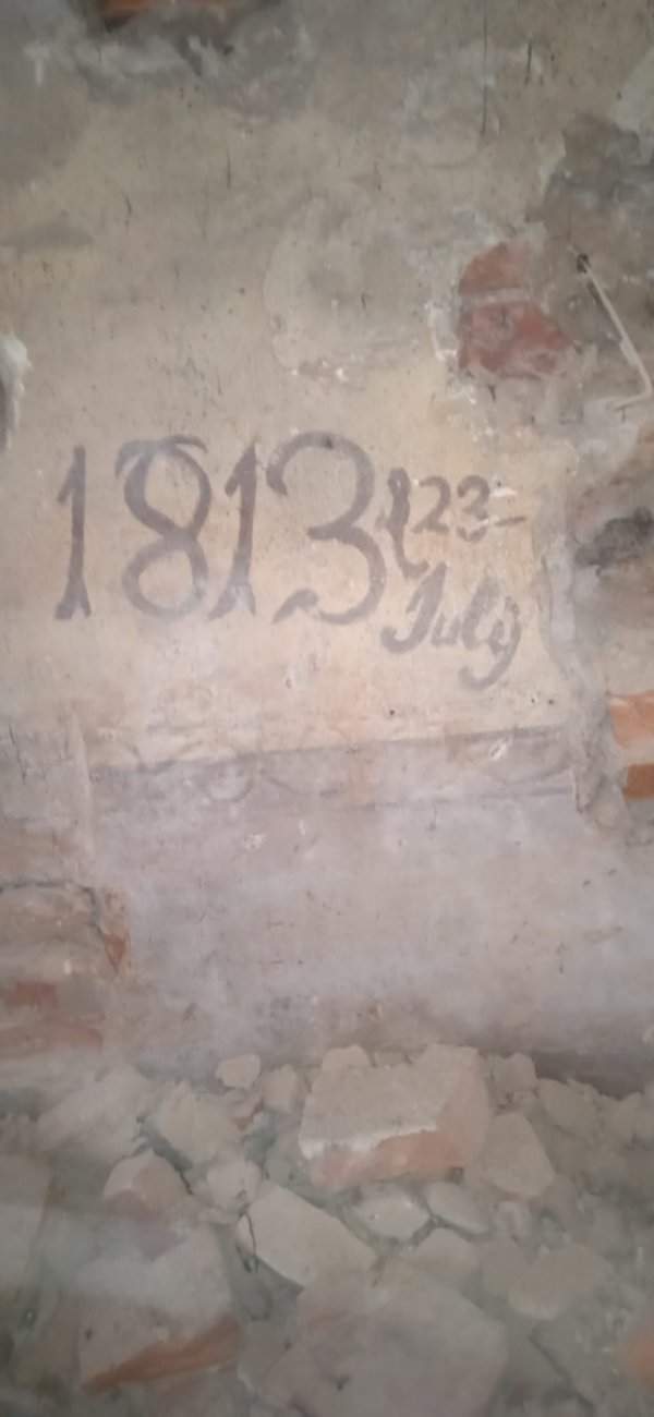 Мой отец занимался строительными работами и нашёл это за стеной, которую он разрушил (Латвия)