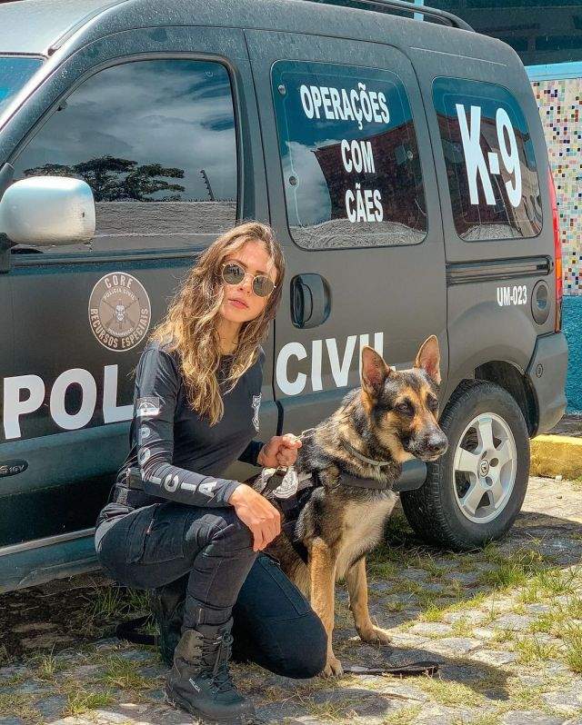 Габриэла Куэйроз с полицейской собакой