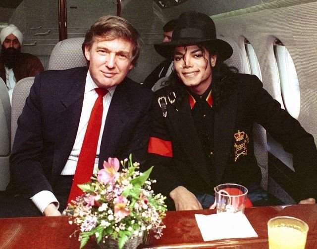 Майкл Джексон и Дональд Трамп в частном самолете во время полета в Индию. 7 апреля 1990 года.
