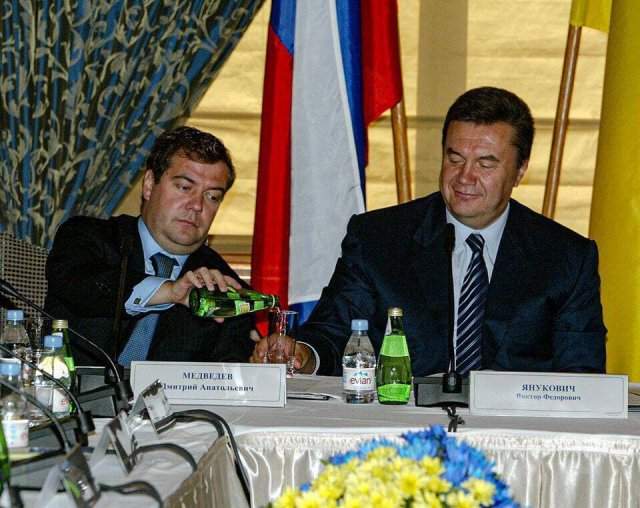 Медведев и Янукович за столом переговоров, 2002