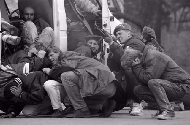 Спецназ с гражданами Сараево, 6 апреля 1992 года.