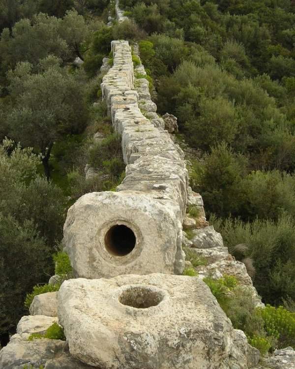 Старинный римский акведук изнутри