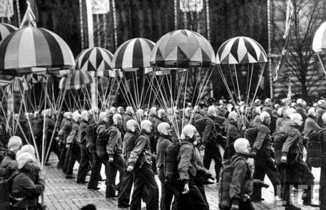 Колонна Всесоюзной секции парашютного спорта на Первомайской демонстрации