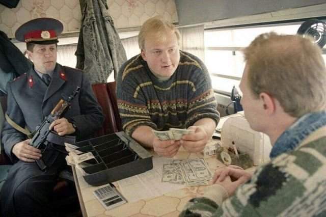Пункт обмена валюты в микроавтобусе, Москва, 1993 год