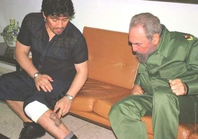 Диего Марадона с Фиделем Кастро показывает татуировку с изображением кубинского революционера, 2001 год.