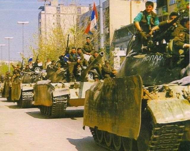 Сербские танки в городе Биелина. 1992 год.
