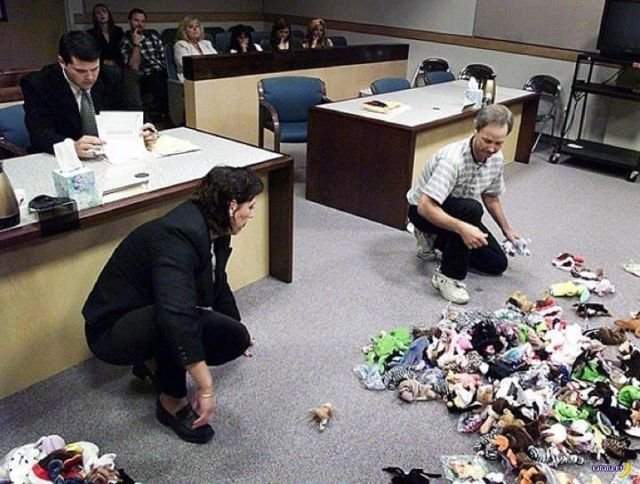 1999 год, здание суда. Перед судьей уже бывшие муж и жена после процедуры развода делят коллекцию мягких игрушек.