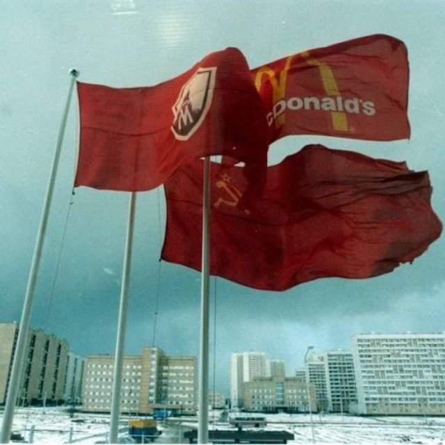 Капитализм приходит в Советский Союз: Флаги Москвы, СССР и Макдональдса на окраине города, 1989 г.