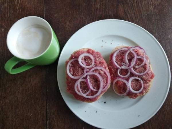Популярный завтрак у немцев - чашка кофе и булочка с меттом (сырой свиной фарш с пряностями).