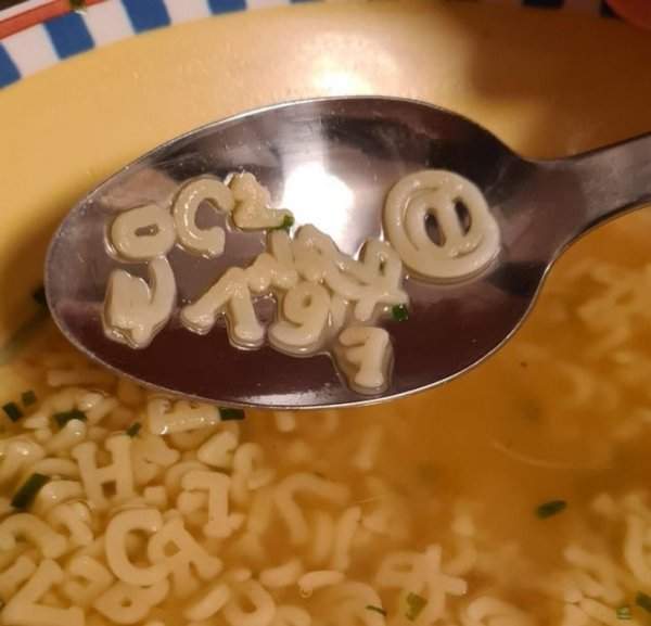 В Германии продается «алфавитный суп». В наборе можно найти даже значок @