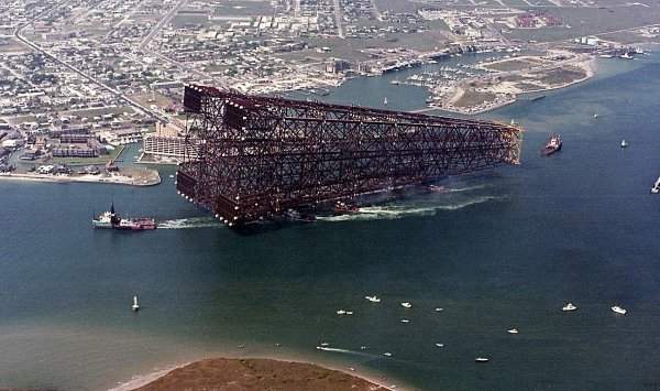 Нефтяная платформа Bullwinkle доставляется на место установки в Мексиканском заливе, 1988 год