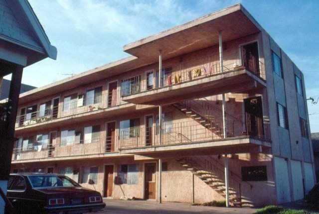 В квартале дешёвых апартаментов в Беркли, Калифорния, 1981 год.