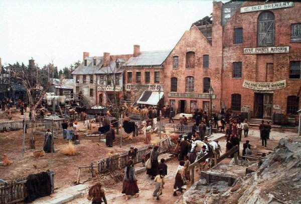 В фильме был воссоздан вид одной из улиц Нью-Йорка времён конца 19 века.