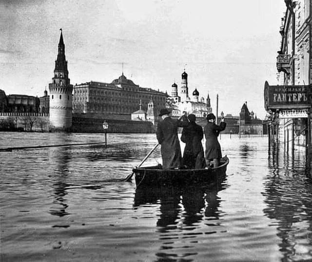 На лодке по Красной Площади. Самое большое наводнение за всю историю Москвы. Апрель 1908 г.