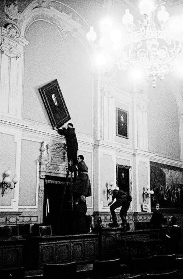 Восставшие венгерские солдаты снимают портрет Ленина с зала совета мэрии. Дьер, Венгрия, 1956 год.