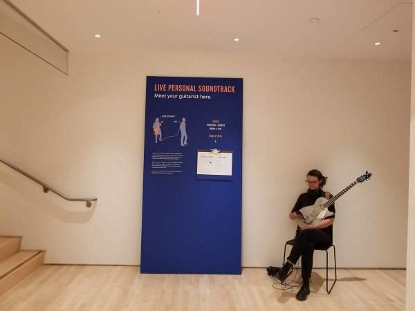В этом музее можно воспользоваться услугами живого гитариста, который будет следовать за вами и играть