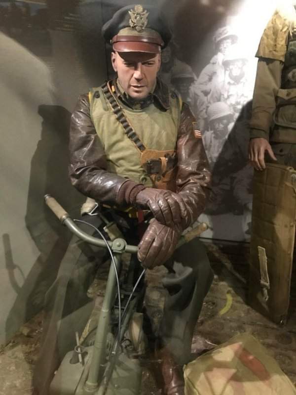 Этот манекен из тематического Музея Второй мировой войны в Нормандии выглядит как Брюс Уиллис