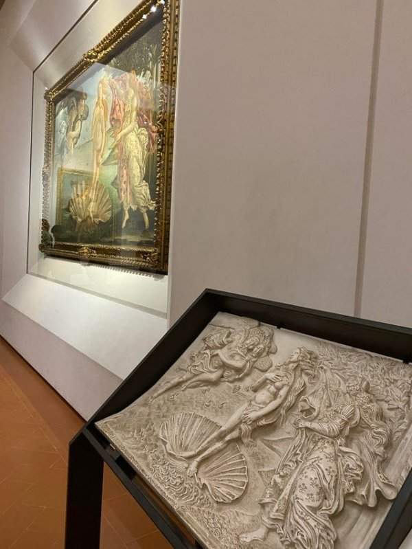 В Галерее Уффици во Флоренции есть объёмные версии картин, чтобы и незрячие люди тоже могли насладиться искусством