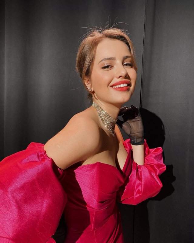 Блогер Полина Чистякова (_poposha_) в красном платье