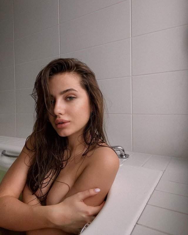 Блогер Полина Чистякова (_poposha_) в ванной голая
