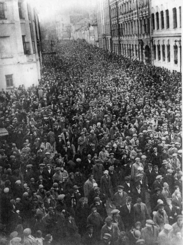 Похороны Владимира Маяковского: огромная толпа почитателей. Москва, 1930 год
