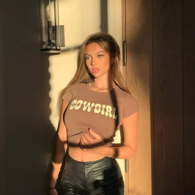 Девушка австралийского рэпера The Kid LAROI - Катарина Деме (Katarina Deme) в коричневой футболке