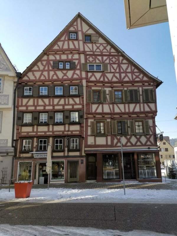 Этот старый дом в Германии имеет разное количество этажей в правой и левой частях