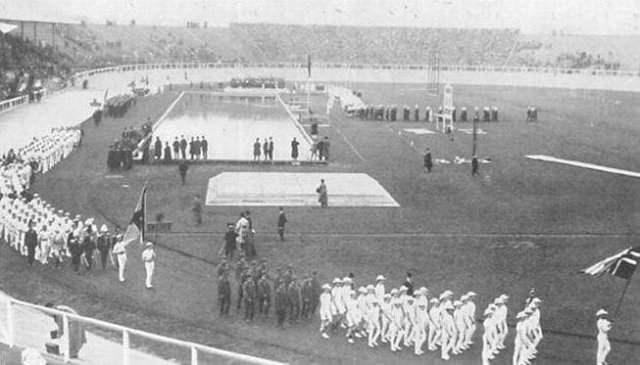 Делегация Княжества Финляндского (на тот момент в составе Российской империи), отказавшаяся идти под российским флагом на открытии Олимпийских игр в Лондоне. 1908 г.