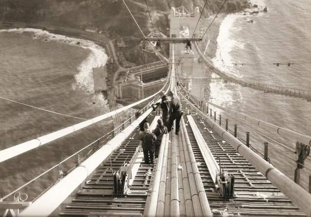 Рабочие во время строительства моста Золотые Ворота (Golden Gate Bridge), 1935 год.
