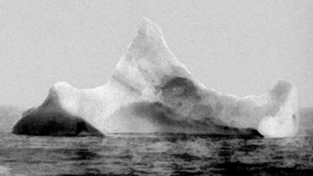 Айсберг, сфотографированный через день после гибели “Титаника“, 14 апреля 1912 года.