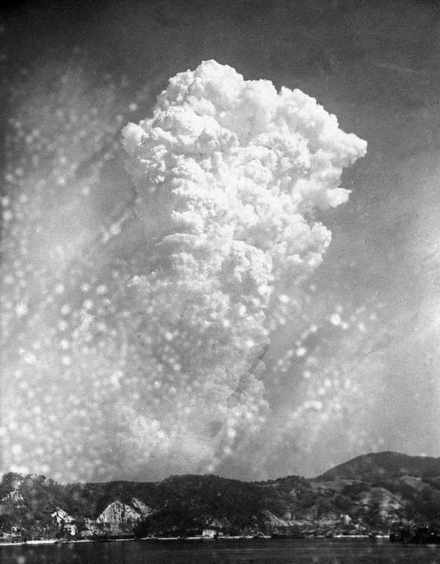 Вид на облако атомного взрыва в Хиросиме с расстояния примерно в 20 км с военно-морского арсенала в Курэ