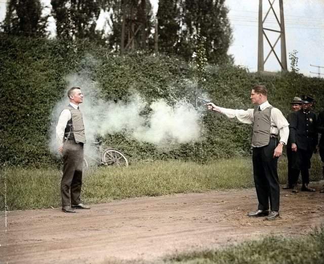 Демонстрация бронежилета В.Г.Мерфи сотрудникам полиции. В результате бронежилет выдержал 38 выстрелов из пистолета марки Smith &amp; Wesson Model 10 Revolver и произвел неизгладимое впечатление на полицейских. Нью-Йорк, 1923 год