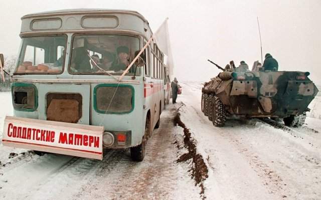 На дороге войны, автобус с матерями военнослужащих, направляющийся в Грозный, 1996 год.