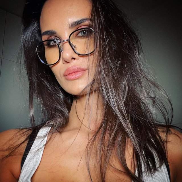 Алана Мамаева в очках