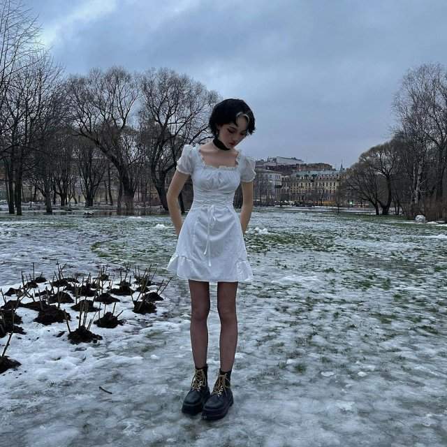Блогер Карина Карамбейби (KARRRAMBABY) - новая девушка Артема Готлиба (Slava Marlow) в белом платье на растаявшем снегу
