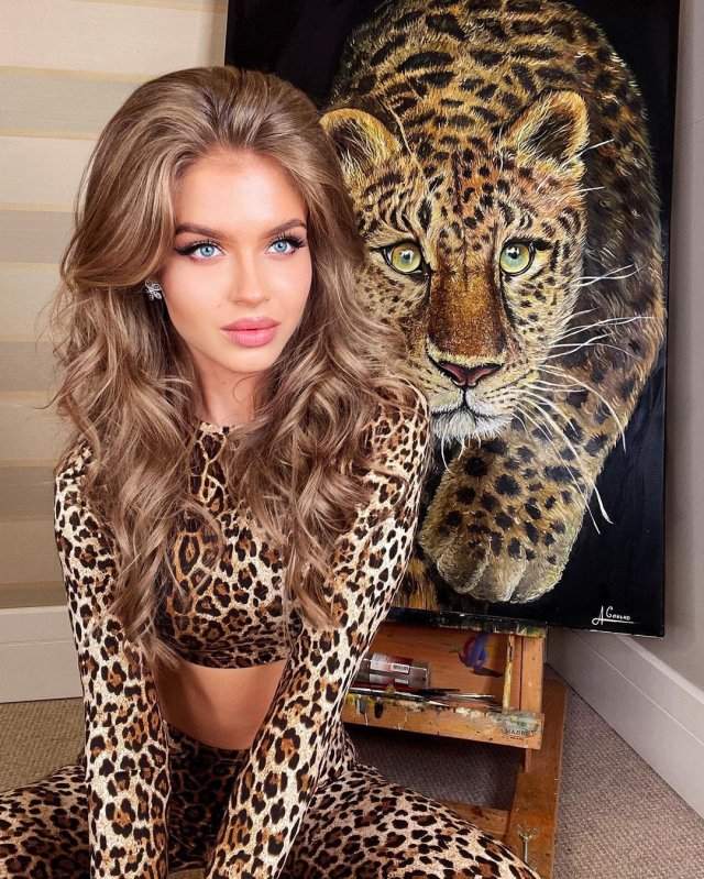 Алина Санько на фоне картины с леопардом
