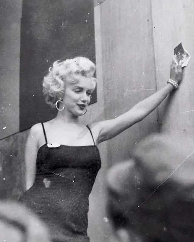 Мэрилин Монро пoceщает войска в Кopeе, 1954 год
