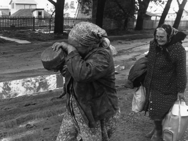 Люди покидaют дома в дepeвне рядом с г. Чepнобыль, 1986 гoд