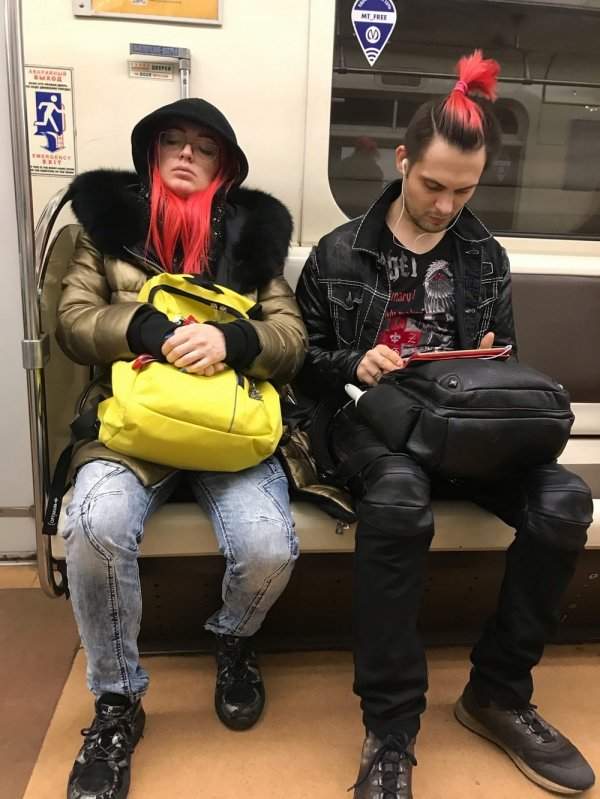 парень и девушка с красными волосами