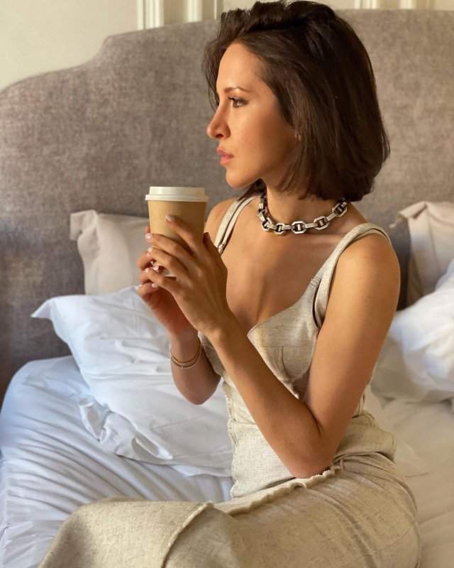 Матильда Шнурова в белом платье пьет кофе