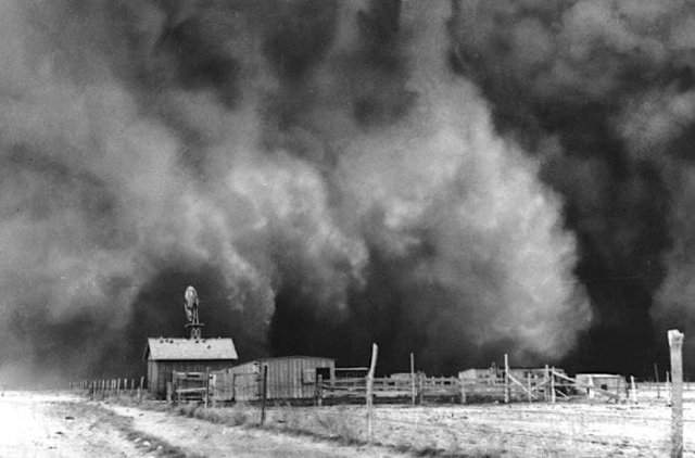 Ранчо в огромной пыльной буре в Бойз Сити, штат Оклахома, 15 апреля 1935 года.