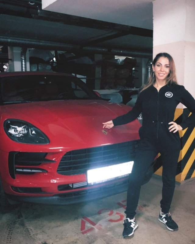 Экс-звезда &quot;ДОМ-2&quot; Елена Беркова в черном костюме у красной машины