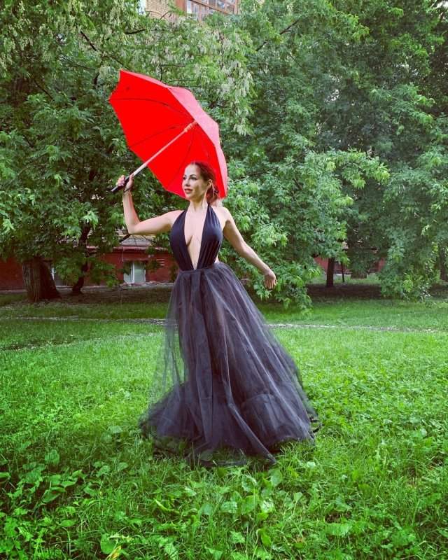 Экс-звезда &quot;ДОМ-2&quot; Елена Беркова в черном платье с красным зонтом