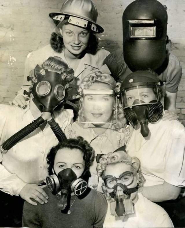 Группа девушек демонстрирует разные типы защитных масок. США, 1940 год.